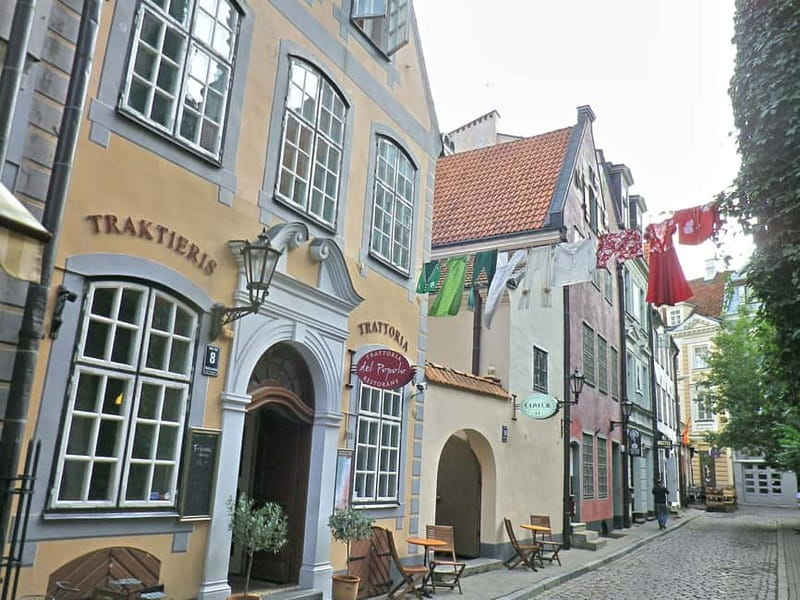 Riga Classical Old Town 2-Hour Walking Tour - Riga Castle and Riga Cathedral