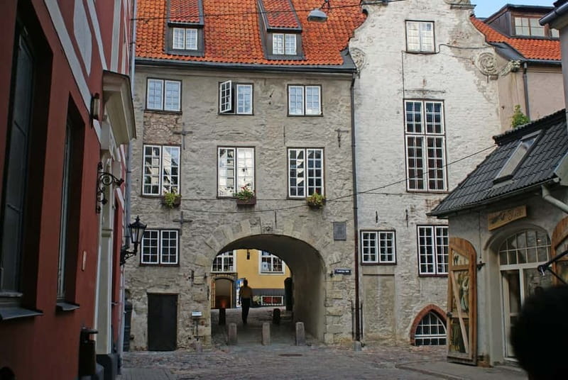 Riga: Old Town Walking Tour with Art Nouveau Highlights - Liv Square and the Three Brothers