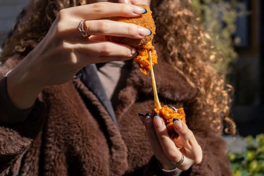 Rome: Guided Food Walking Tour with Wine in Trastevere - The guides make the difference