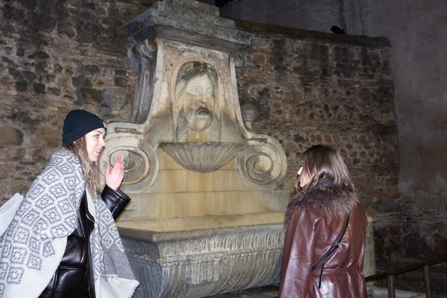 Rome Night Mysteries Guided Walking Tour - Guides, Group Size, and the Importance of Delivery