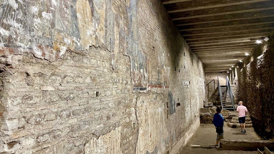 Rome: Underground Trastevere Guided Walking Tour - What the guides add to the experience