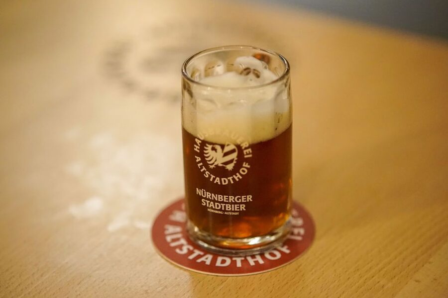"Rotes Bier" and "Blaue Zipfel". A historical-culinary walk - Bratwurst Röslein and the small sausage question