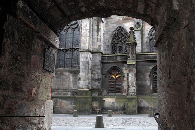 Royal Mile and Edinburgh Castle - Small Group Walking Tour - Edinburgh Castle: 45 minutes with the guide, then your own time