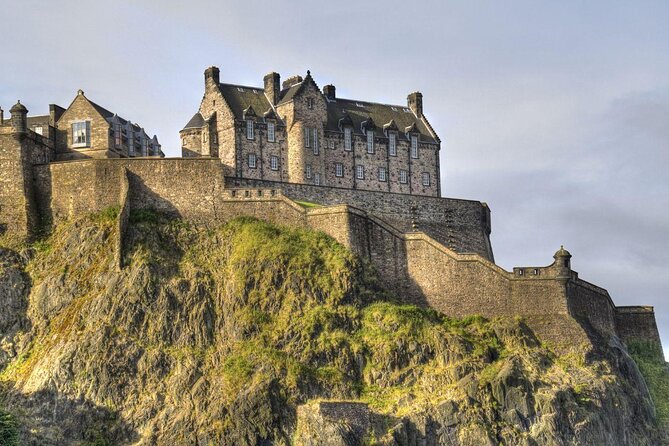 Royal Mile and Edinburgh Castle - Small Group Walking Tour - The Royal Mile’s closes, wynds, and old homes
