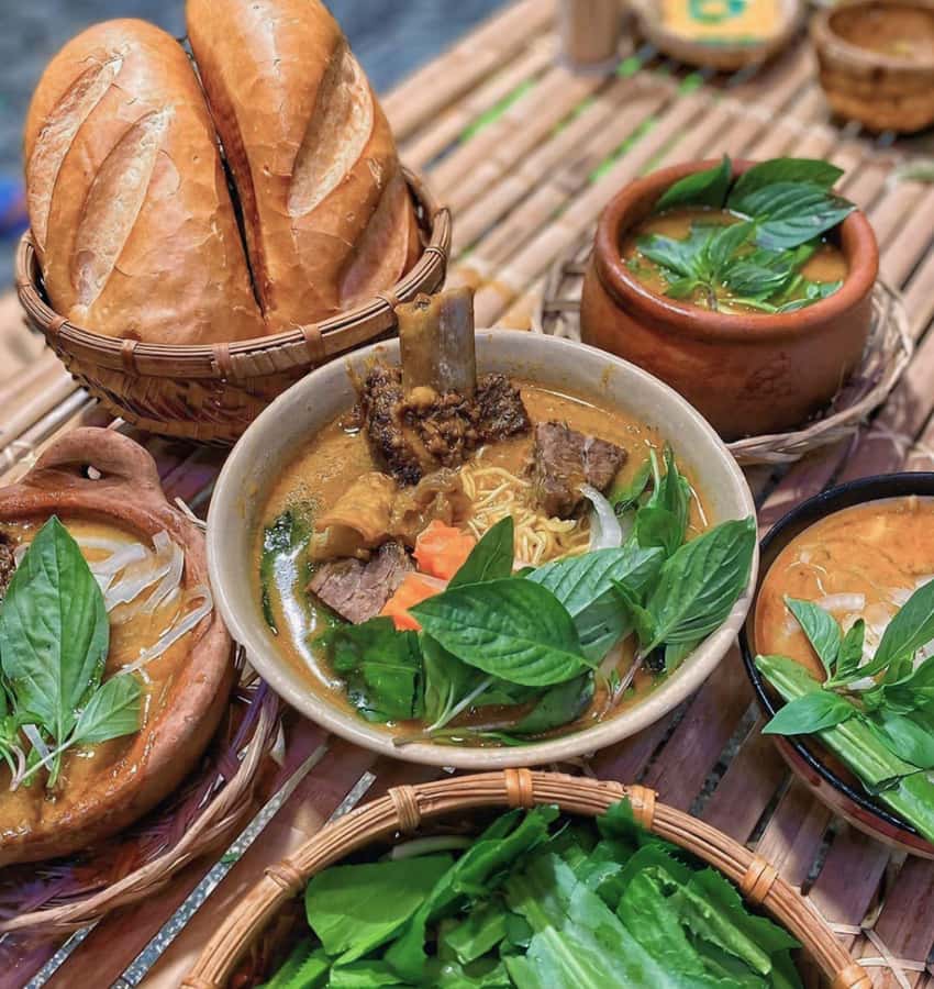 Saigon: Private Backstreets Walking Food Tour - Nguyen Thien Thuat apartments and bánh khọt
