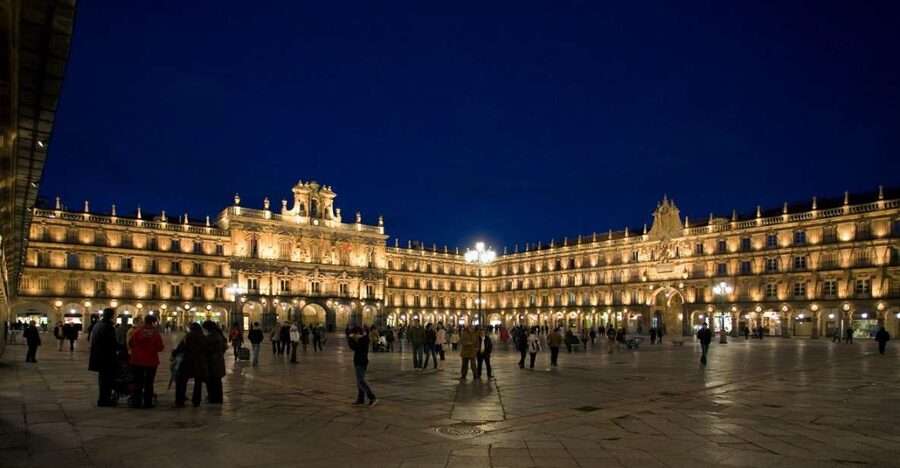Salamanca: Local Legends Evening Walking Tour in Spanish - Starting under Salamanca’s golden evening light