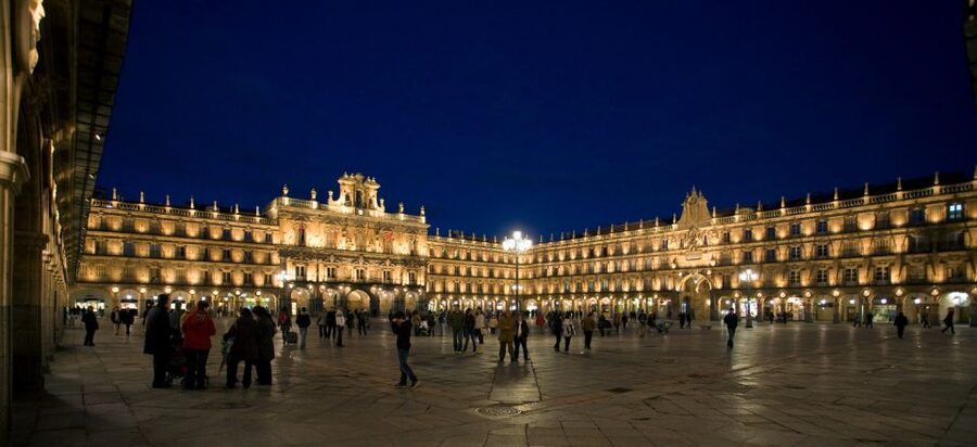 Salamanca: Local Legends Evening Walking Tour in Spanish - Plaza Mayor sets the tone