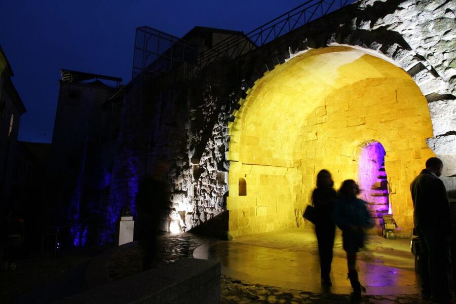 Salamanca: Local Legends Evening Walking Tour in Spanish - Romantic palaces and the San Esteban facade