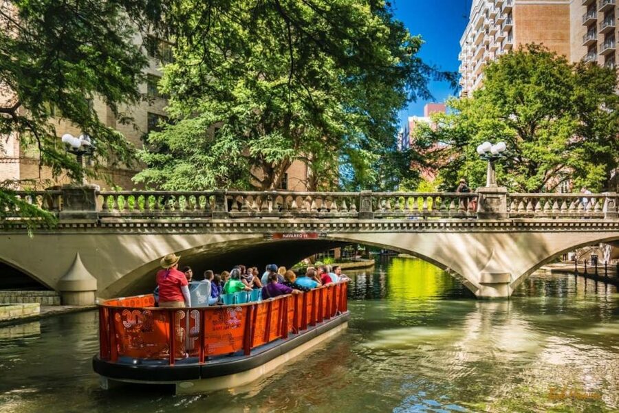 San Antonio Premium City Tour with Alamo & River Walk Cruise - The narrated drive adds more than transportation