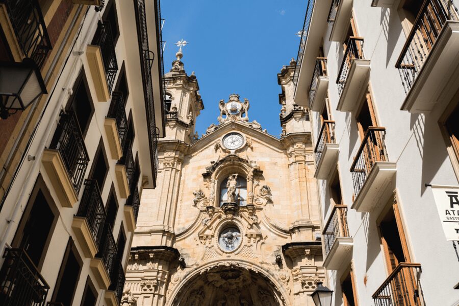 San Sebastian: Walking Tour with Pintxo and Drink - Santa Maria Basilica and the final Old Town stop