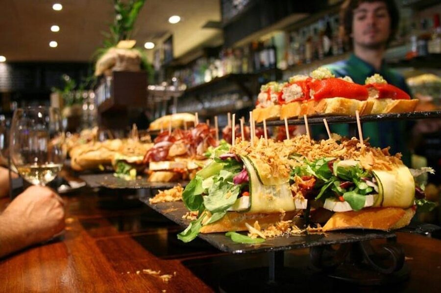 San Sebastian: Walking Tour with Pintxo and Drink - The guides and the quality of the commentary