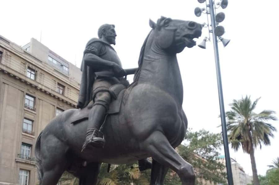 Santiago: Guided Walking Tour of the Historical Old Town - Ex Congress and Plaza de Armas