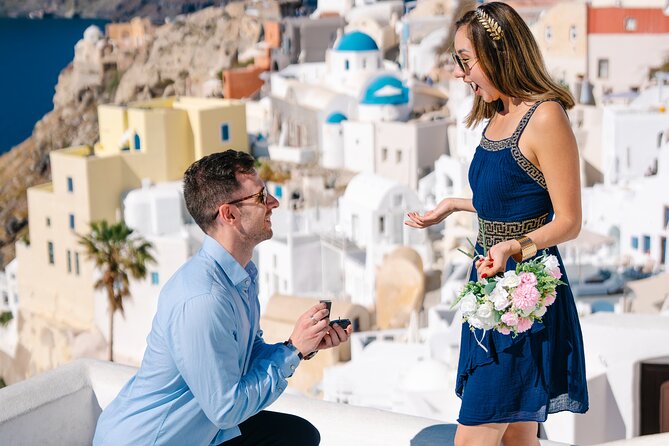 Santorini: Customized Private Photoshoot Walk in Oia - Posing Help for Couples Who Feel Awkward