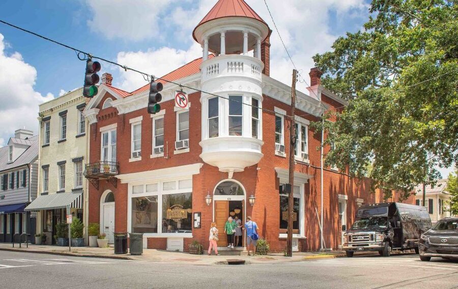 Savannah: Local Favorites Walking Food Tour - Savannah Squares Bring the Food Into Context