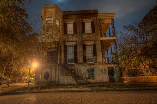 Savannah's Ghost City "Dead of Night" Walking Night Tour - Colonial Park Cemetery adds the strongest setting