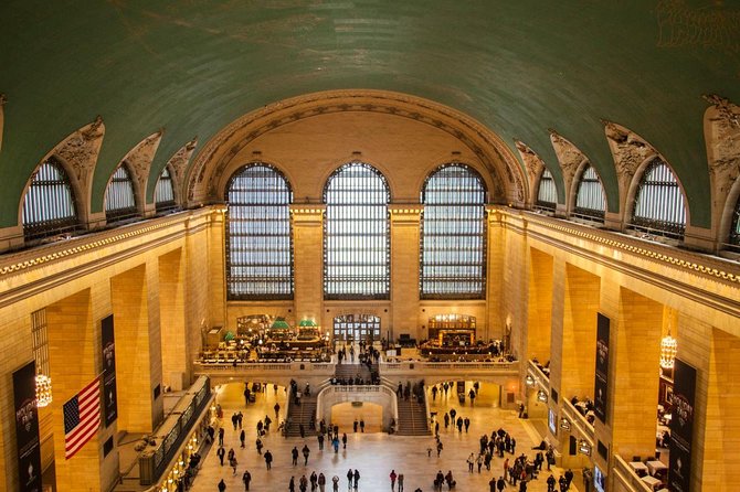 Secrets of Grand Central Station Walking Tour New York City - Reading the main concourse from floor to ceiling