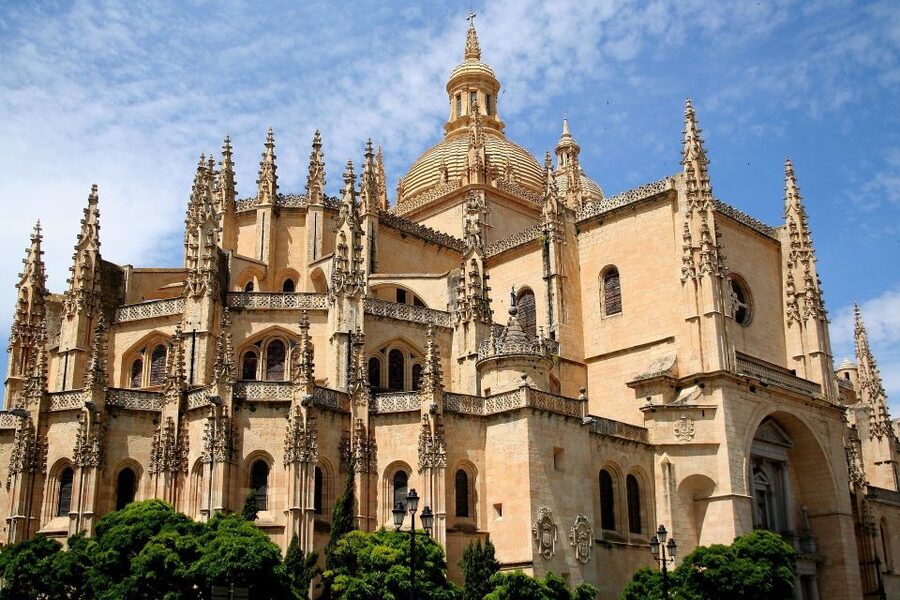 Segovia: Guided Walking Tour with Alcázar Entry - Plaza Mayor and the Cathedral exterior