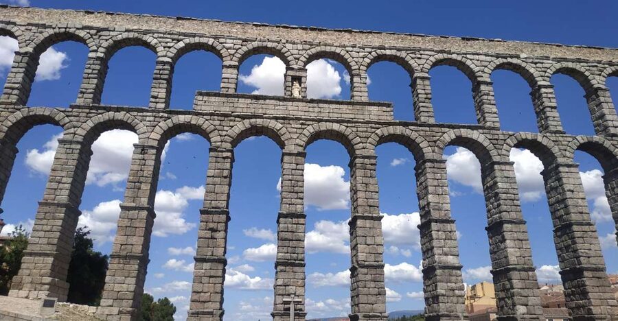 Segovia: Guided Walking Tour with Alcázar Entry - Meeting at Plaza del Azoguejo and the Aqueduct