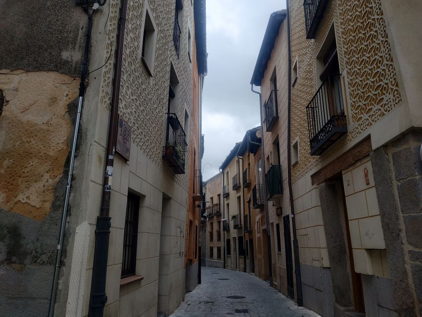 Segovia: Guided Walking Tour with Cathedral & Alcázar Entry - Who should book this tour