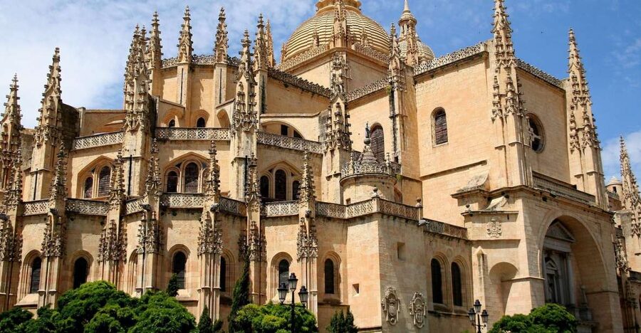 Segovia: Guided Walking Tour with Cathedral & Alcázar Entry - Casa de los Picos and the old streets