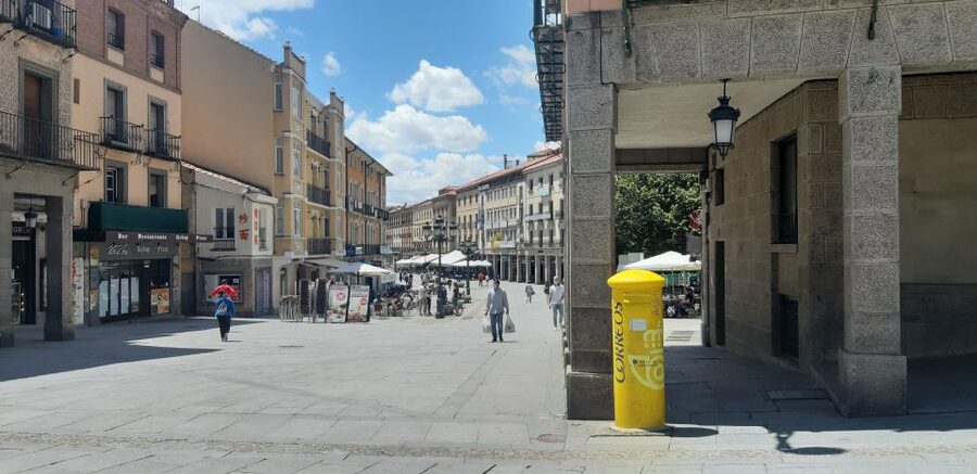 Segovia: Guided Walking Tour with Cathedral & Alcázar Entry - Plaza Mayor and the Cathedral interior