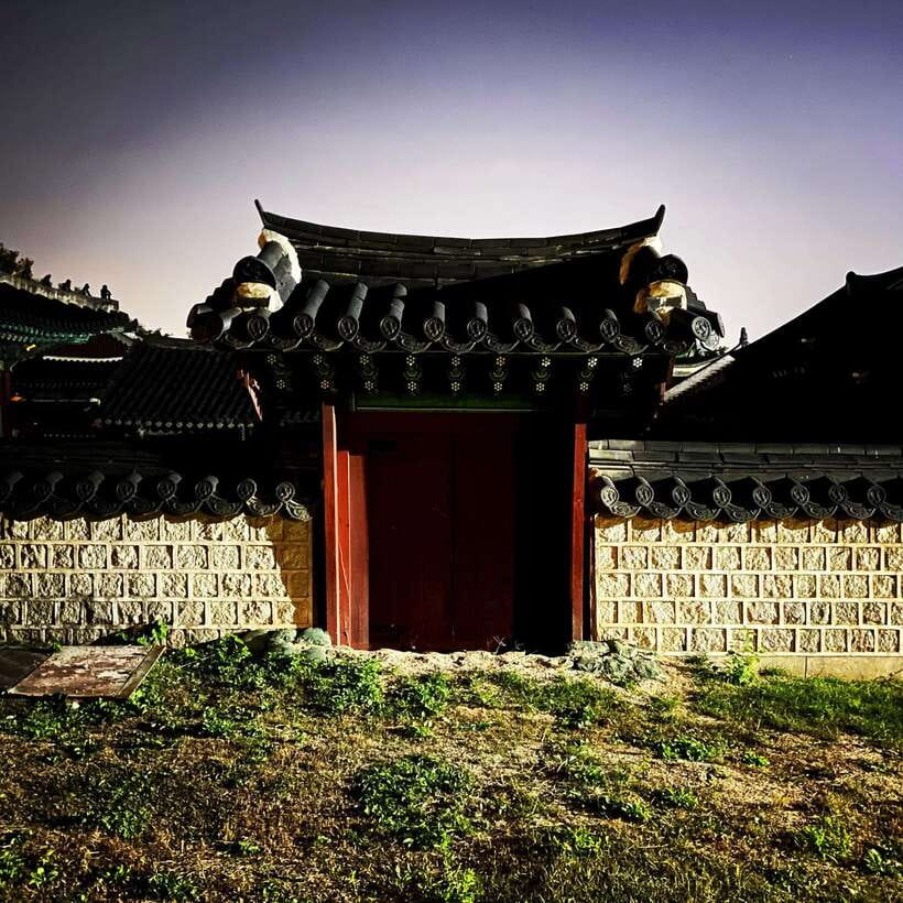 Seoul: Dark Side of the City and Ghost Stories Walking Tour - Royal palaces and the darker side of Joseon history