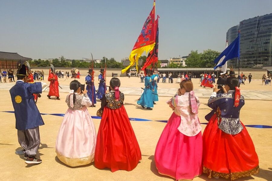Seoul: Gyeongbok Palace and Bukchon Hanok Walking Tour - Gyeongbokgung Palace and the royal guard ceremony
