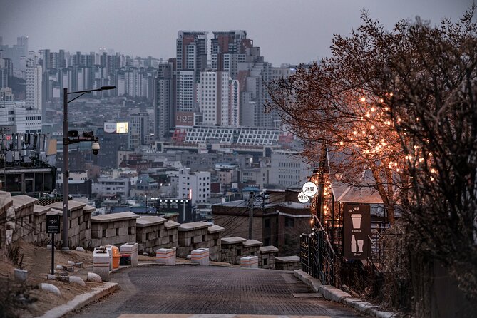 Seoul moonlight walking tour with local historian - What the guides add to the walk