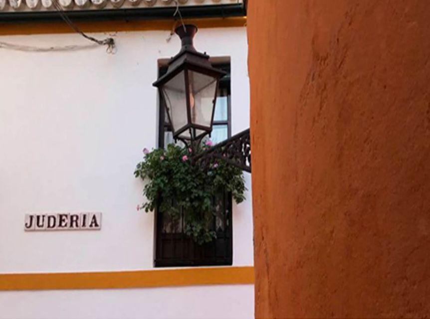 Seville: 1-Hour Walking Tour Barrio de Santa Cruz - Why Santa Cruz makes a good first walk