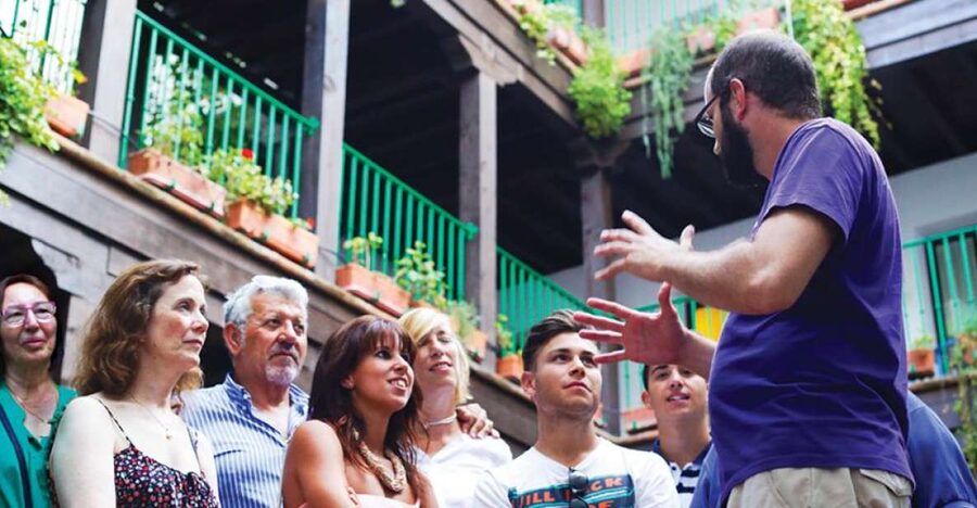 Seville: 1-Hour Walking Tour Barrio de Santa Cruz - Walking through the old Jewish quarter