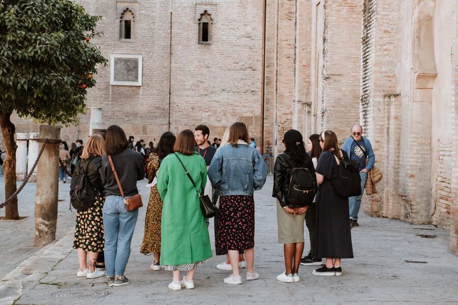 Seville Jewish Quarter walking tour: Santa Cruz District - Opera, balconies, and the stories of Seville