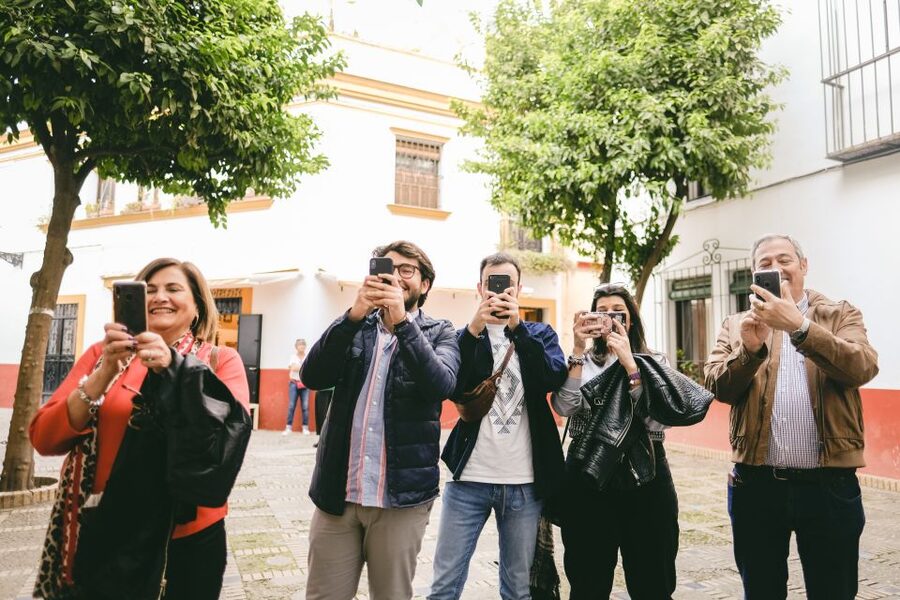 Seville: Small-Group Jewish Quarter Discovery Walking Tour - Plaza del Triunfo and Patio de Banderas
