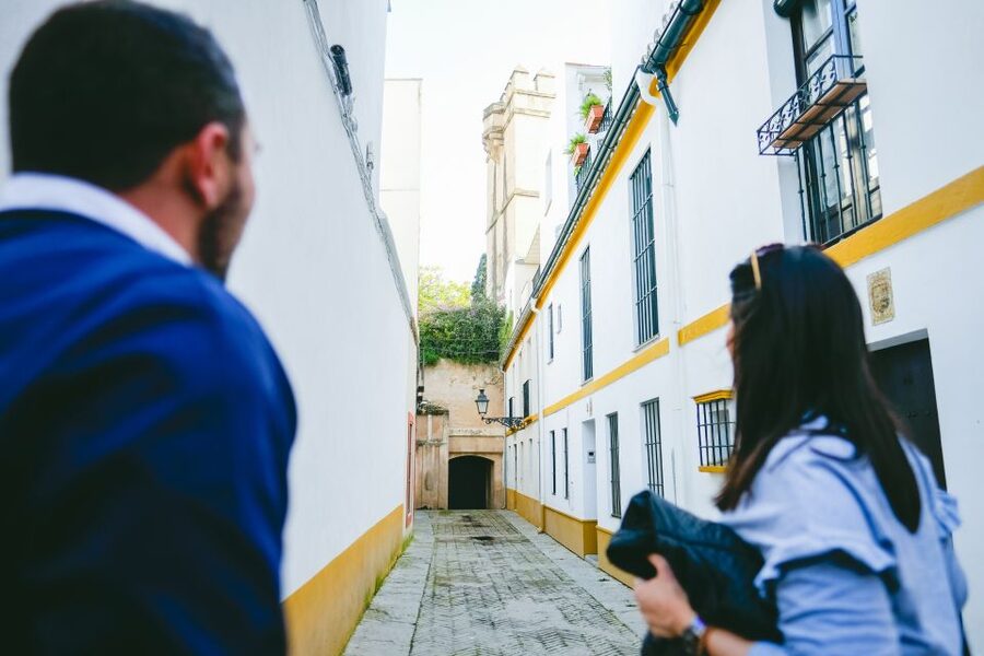 Seville: Small-Group Jewish Quarter Discovery Walking Tour - Callejón del Agua and former synagogue locations