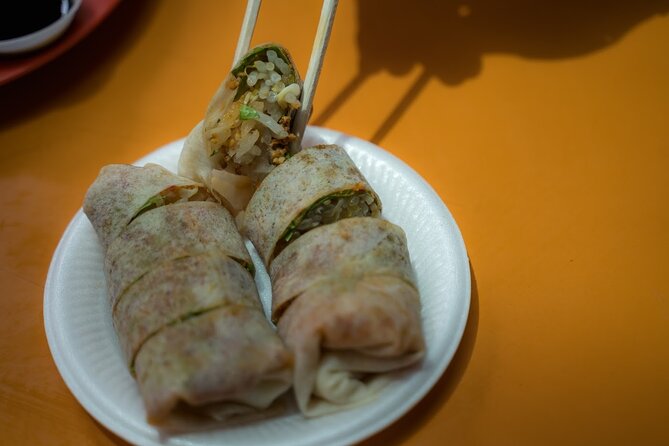 Singapore: Chinatown Hawker Market Food Tour with 7 Food Tastings - Hawker-centre eating at Maxwell Food Centre