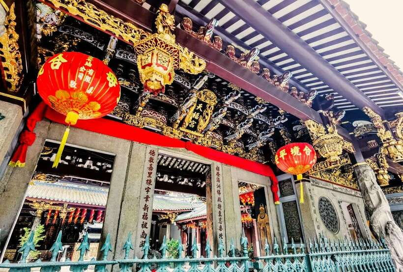 Singapore: Chinatown Historic Walking Tour with Lunch - Clubs, lanes, and the less polished side of Chinatown