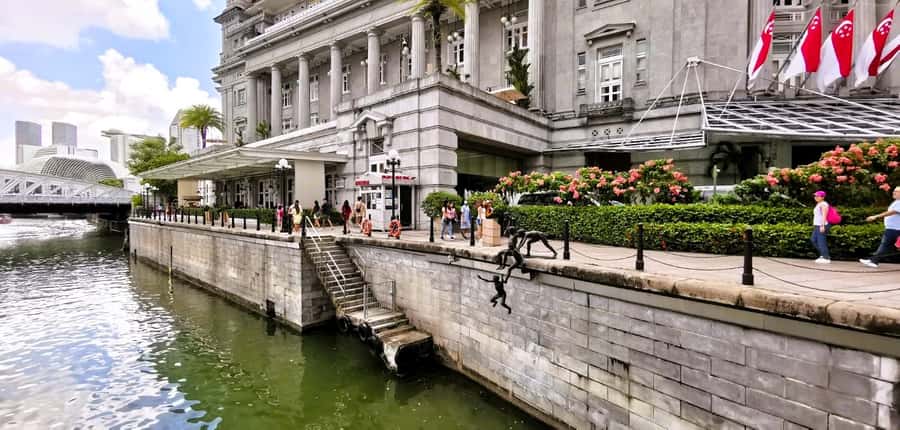 Splendour of Colonial Singapore Walking Tour with Lunch - The riverfront connects culture, commerce, and transport