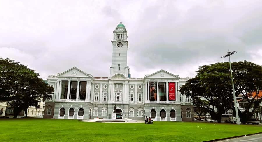 Splendour of Colonial Singapore Walking Tour with Lunch - The final stops move into everyday civic Singapore