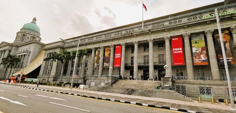 Splendour of Colonial Singapore Walking Tour with Lunch - City Hall and St. Andrew’s Cathedral set the tone