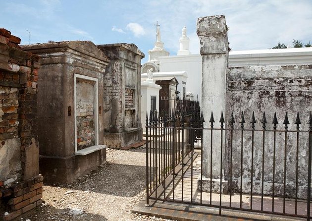 St. Louis Cemetery No. 1 Official Walking Tour - What the Walking Conditions Are Like