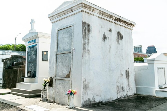 St. Louis Cemetery No. 1 Official Walking Tour - Photography Without Treating the Cemetery Like a Prop
