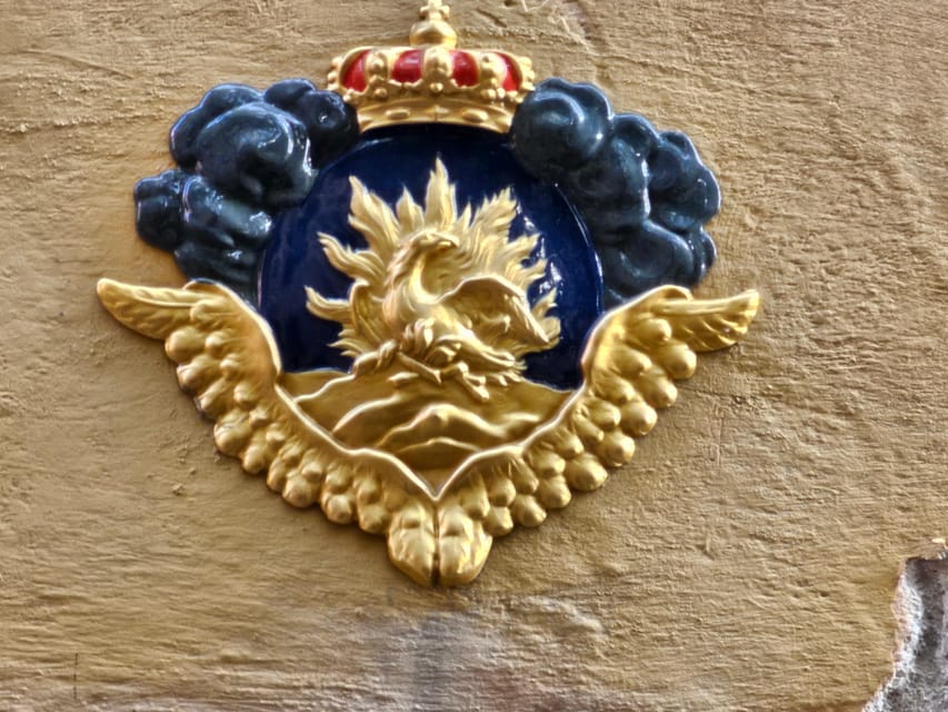 Stockholm: Old Town Walking Tour, stories and secrets - Small statues and stories you might miss alone