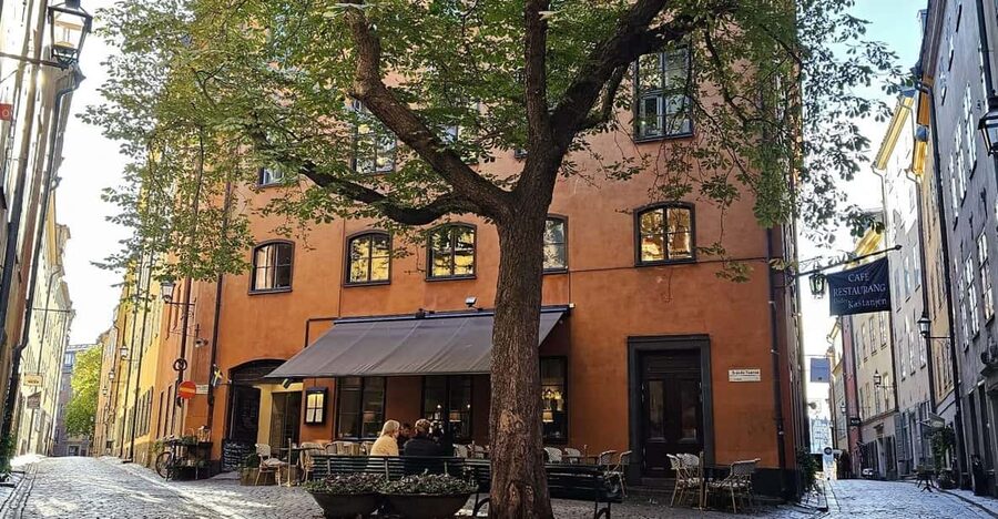 Stockholm: Old Town Walking Tour, stories and secrets - Meeting your guide outside the Post Museum