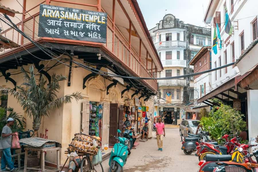 Stone Town's Hidden History: Private Guided Walking Tour - The Old Fort and Forodhani Gardens set the scene