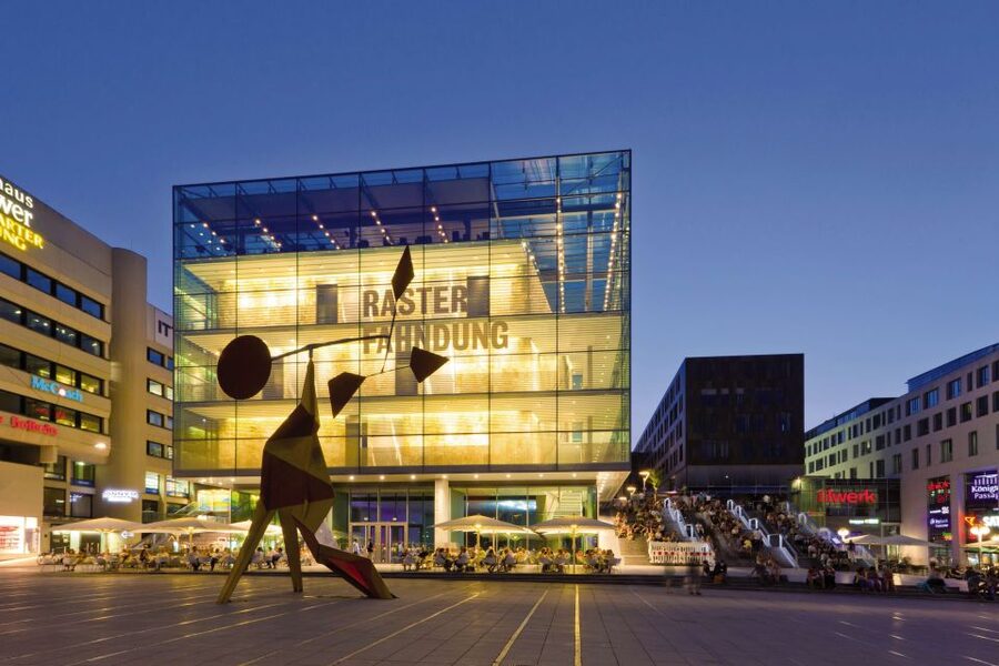 Stuttgart: City Highlights - Guided Walking Tour - The art museum’s avant-garde facade