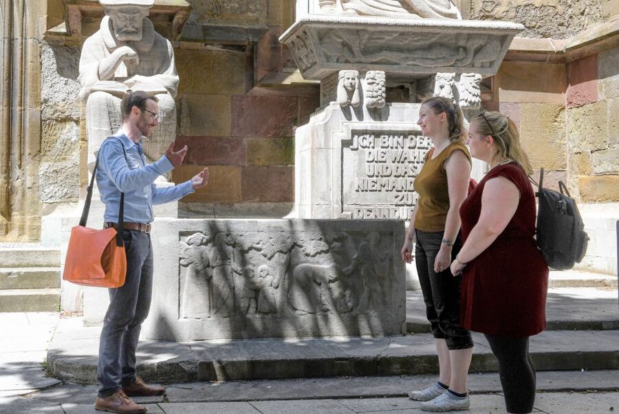 Stuttgart: Old Town Highlights Guided Walking Tour - Stuttgart Central Station and the city’s architecture