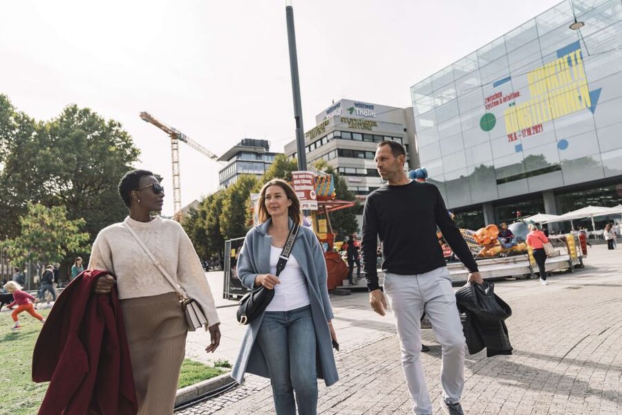 Stuttgart: Private Guided Circular City Walk - Starting in the Upper Palace Gardens