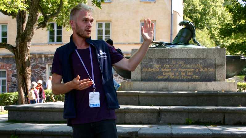 Suomenlinna: Guided Walking Tour with an Authorized Guide - Getting From Market Square to the Fortress