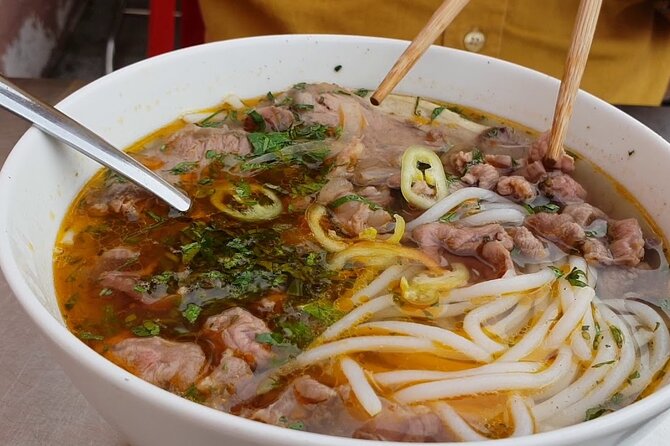 Super Niche Walking Street Food Tour in Ho Chi Minh City - Nguyen Thien Thuat Apartment Buildings: a strong first stop
