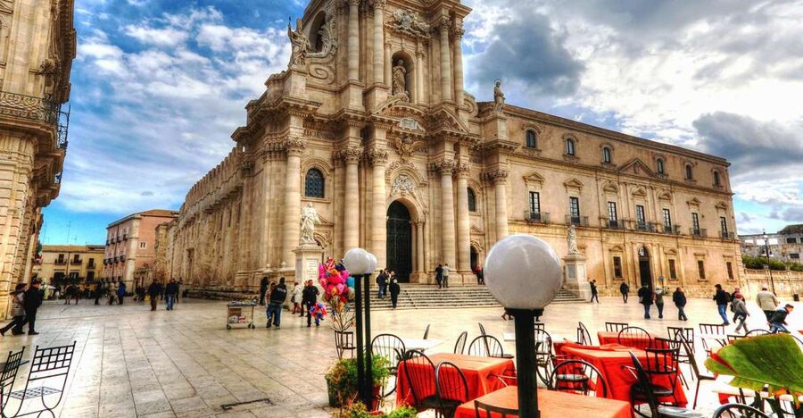 Syracuse: Ortigia Private Walking Tour - Meeting your guide at the Apollo Temple