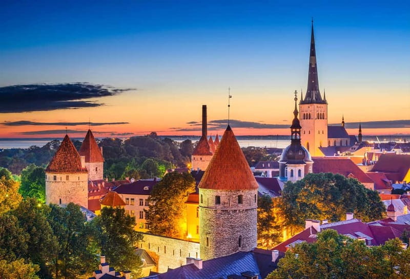 Tallinn: Guided Old Town Historical Walking Tour - Climbing Toompea and meeting the city’s power centers